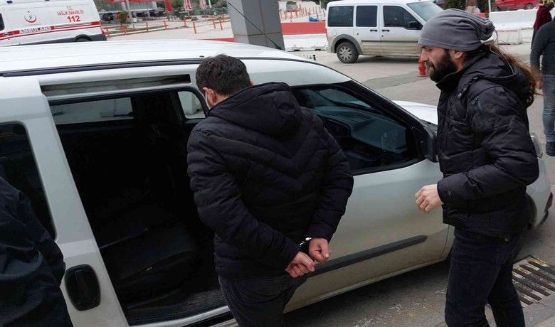 Samsun’da otomobildeki cinayetle ilgilibir kişi daha tutuklandı - Samsun’da otomobilde bir kişinin öldürülmesiyle ilgili gözaltına alınan şüpheli çıkarıldığı mahkemece tutuklandı.