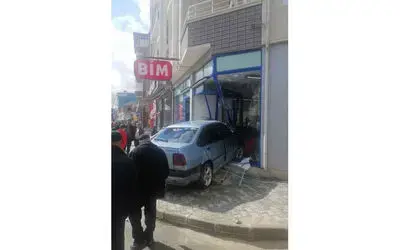 Samsun’da otomobil markete girdi: 2 yaralı
