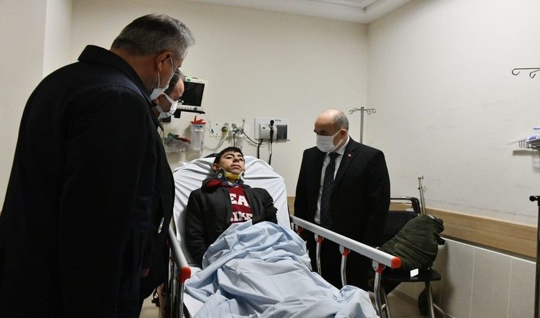 Vali Dağlı’dan yaralı öğrencilere ziyaret - Samsun Valisi Doç. Dr. Zülkif Dağlı, Yakakent ilçesinde 1 öğrencinin hayatını kaybettiği, 6’sı öğrenci 7 kişinin yaralandığı servis kazasının yaralılarını hastanede ziyaret etti.