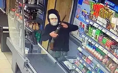 Markette maskeli silahlı soygun girişimi kamerada
