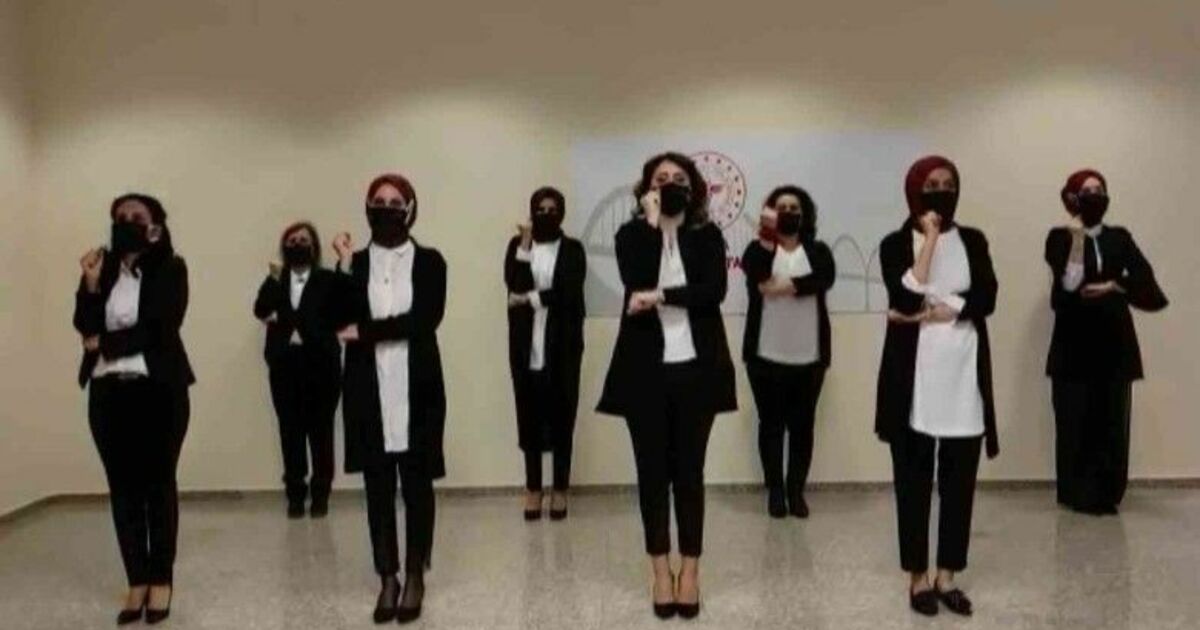 Sağlık çalışanları işaret dili ile İstiklal Marşı’nı söylediler
