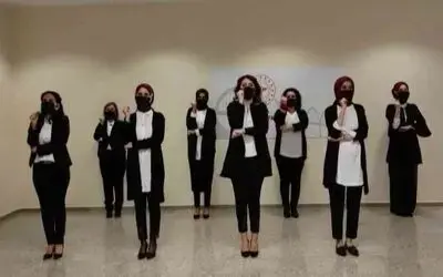 Sağlık çalışanları işaret dili ile İstiklal Marşı’nı söylediler
