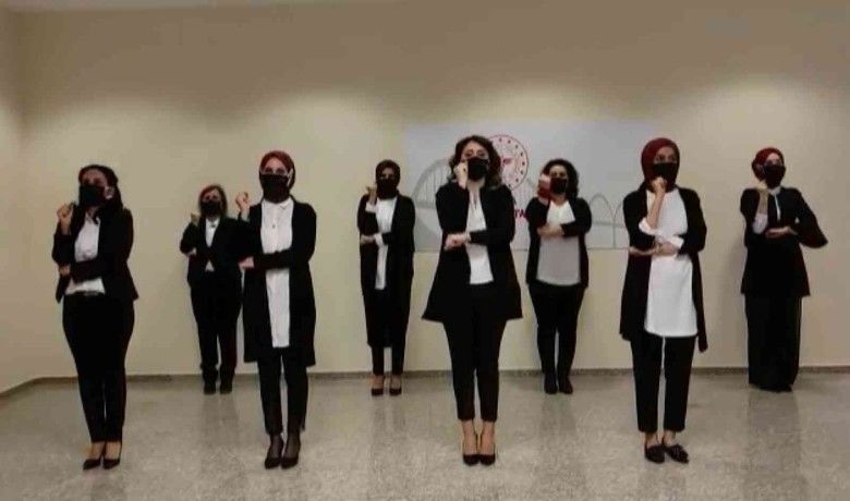 Sağlık çalışanları işaret diliile İstiklal Marşı’nı söylediler