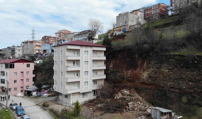 Samsun’da heyelan nedeniyle5 katlı bina boşaltıldı - Samsun’da toprak kayması sonucu yamaçtan kopan kaya parçaları 5 katlı bir binaya zarar verdi. Heyelandan etkilenen apartman sakinleri binayı boşaltırken, mahallelinin tedirginliği ise devam ediyor.