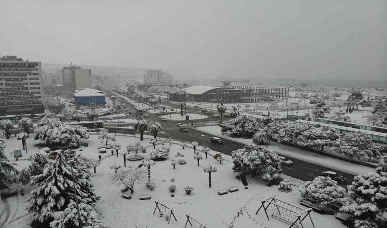 Samsun bembeyaz
 - Samsun’da geceden bu yana etkili olan yoğun kar yağışı şehri beyaz örtüyle kapladı. Kar nedeniyle 109 mahalle yolu ulaşıma kapandı, bir halı saha çöktü.