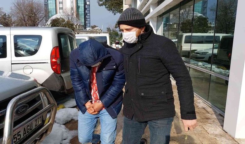 Samsun’da otelde uyuşturucuylayakalanan şahıs tutuklandı - Samsun’da otel odasında uyuşturucuyla yakalanan şahıs mahkemece tutuklanırken, kız arkadaşı ise adli kontrol şartıyla serbest bırakıldı.