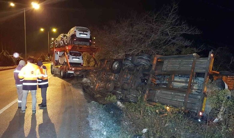 Cip taşıyan tır buzlanan yolda devrildi
 - Samsun’da buzlanan yolda sürücüsünün kontrolünden çıkan cip yüklü tır şarampole devrildi. Kazada, 4 araç hasar gördü.