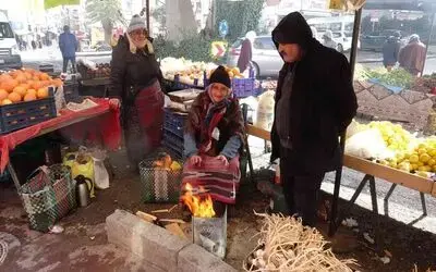 Samsun buz tuttu, pazarcılar ateş yaktı
