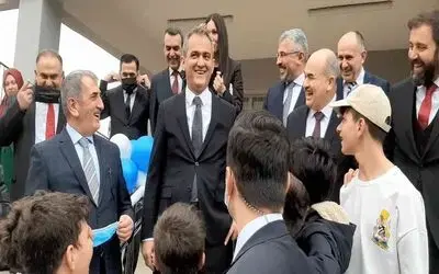 Öğrencilerden Bakan Özer’i gülümseten istek: “Müzikten bırakıyorlar, sınıfta kalma olmasın"
