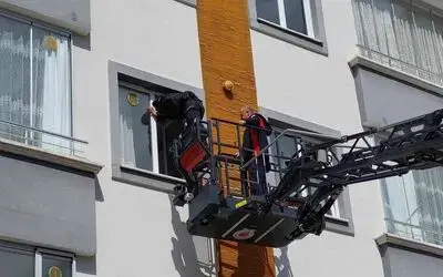 Samsun’da balkondan eve giren polis çocukları babasına teslim etti
