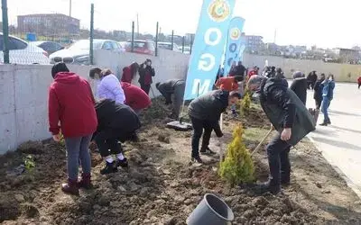 Vali Dağlı öğrencilerle birlikte okul bahçesinde fidan dikti
