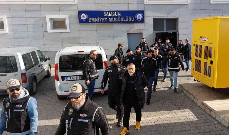 25 kişinin tutuklandığı suç örgütü operasyonunda15 kişi daha adliyeye sevk edildi - Samsun Cumhuriyet Başsavcılığı koordinesinde Samsun, Ankara ve İstanbul’da suç örgütüne yönelik düzenlenen operasyonda gözaltı kararı verilen 52 kişiden 15’i daha adliyeye sevk edildi. Soruşturma çerçevesinde gözaltı kararı verilip başka suçtan cezaevinde bulunan 3 kişinin de SEGBİS ile adliyeye ifade vereceği öğrenildi.