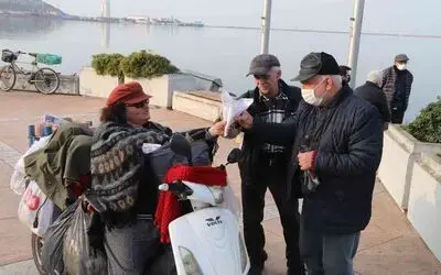 Kızının altın küpesini ararken Samsun’un "çekirdekçi ablası" oldu
