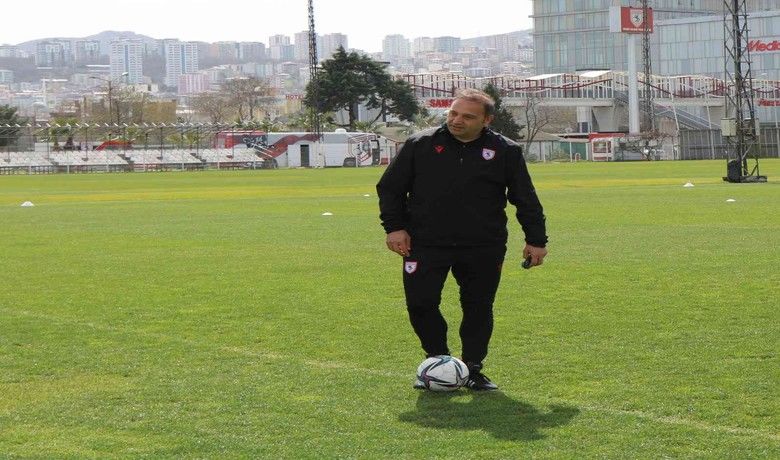 Fuat Çapa: "Bandırmaspor maçındangüzel bir sonuçla ayrılmak istiyoruz" - Samsunspor Teknik Direktörü Fuat Çapa, hafta sonu oynayacakları Bandırmaspor maçından güzel bir sonuçla ayrılmak istediklerini ifade etti.