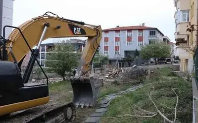 Karadeniz fıkrası gibi olay: Adresi karıştırdı, yanlış binayı yıktı
