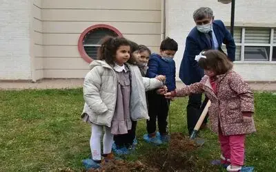 Minik öğrenciler fidanları toprakla buluşturdu
