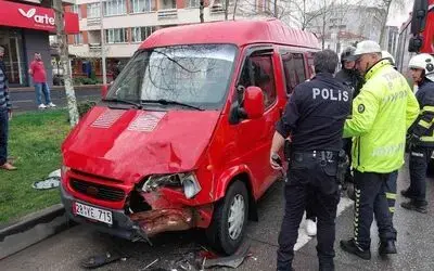 Samsun’da minibüs hafif ticari araca çarptı: 1 yaralı
