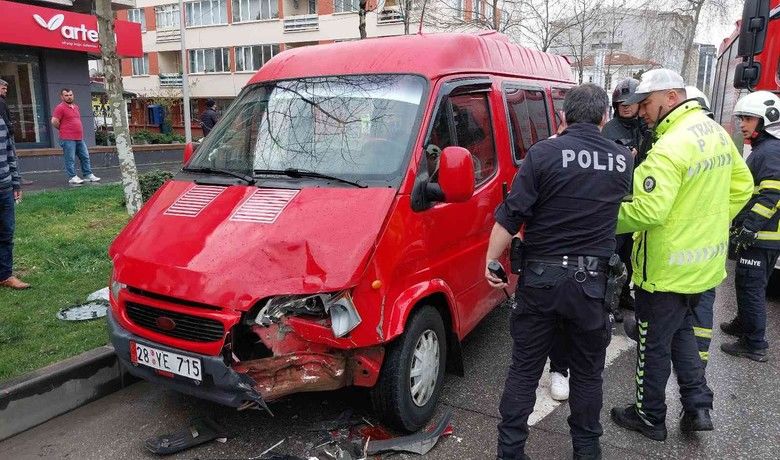 Samsun’da minibüs hafif ticariaraca çarptı: 1 yaralı - Samsun’da minibüsün hafif ticari araca arkadan çarpması sonucu meydana gelen kazada 1 kişi yaralandı.