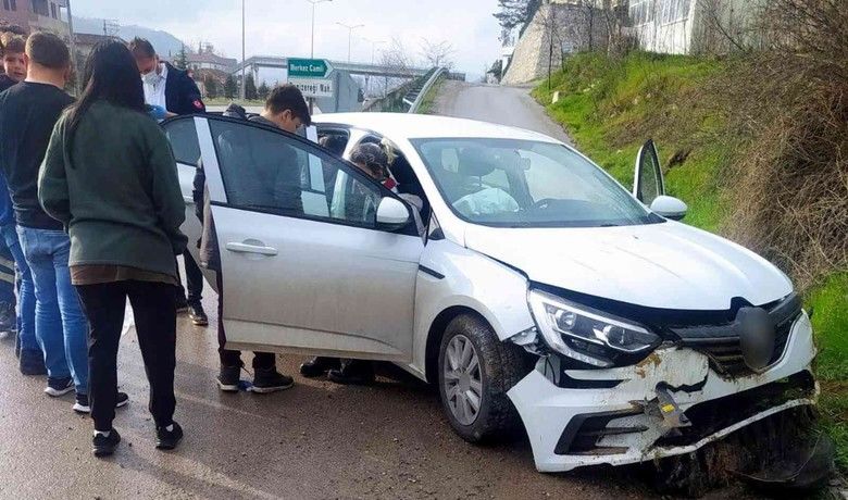 Samsun’da otomobil toprak duvara çaptı: 4 yaralı
 - Samsun’da önüne çıkan köpeğe çarpmamak için direksiyonu kıran otomobil sürücüsü aracıyla toprak duvara çarptı, kazada 3’ü çocuk 4 kişi yaralandı.