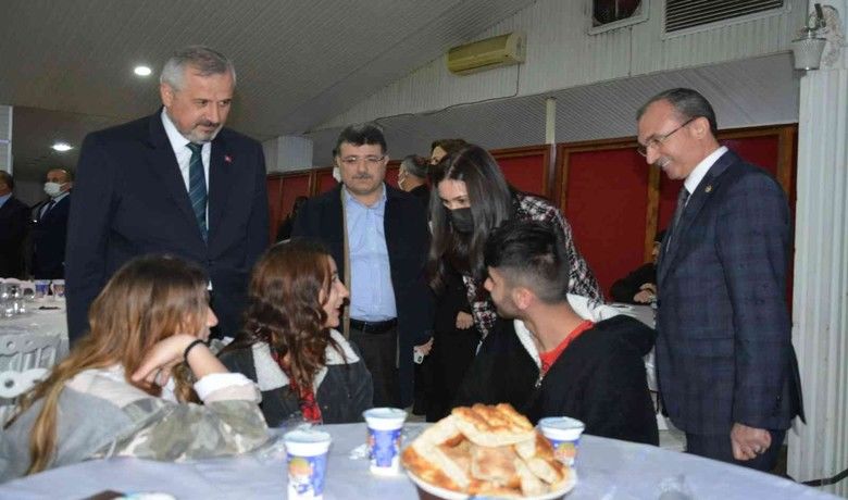 Samsun Valiliği, Romanvatandaşları iftarda ağırladı - Samsun Valiliği "8 Nisan Dünya Romanlar Günü" nedeniyle Bafra ilçesinde iftar programı düzenledi.