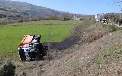 Samsun’da sıcak asfalt yüklü kamyon şarampole yuvarlandı: 1 yaralı
