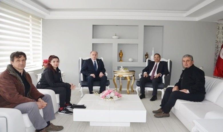 Kaymakamdan milli sporcuya tebrik
 - Samsun Bafra Kaymakamı Cevdet Ertürkmen, ateşli silahlar müsabakasında Türkiye 3.’sü olan milli sporcu Bilge Alev’i makamında kabul etti.