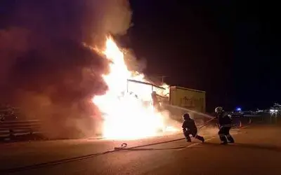 Samsun’da mobilya yüklü tır alev alev yandı
