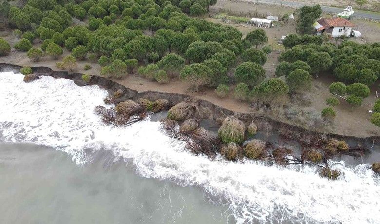 Hırçın dalgalar 150 metrekumsalı yuttu, evler tehdit altında - Samsun’da bir mahalle 3 yıldır kıyı erozyonuyla tehdit altında. 150 metrelik kumsal bölgesini yutan deniz, mahallede bulunan hanelere yaklaştı.