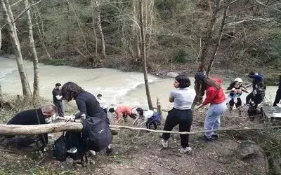 Öğrenciler meyve fidanı dikti

