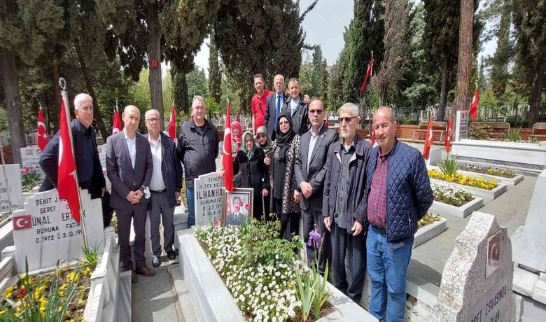 Şehit Astsubay İlhan Hamlışehadetinin 30. yıl dönümünde anıldı - Samsunlu Şehit Astsubay İlhan Hamlı şehadetinin 30. yıl dönümünde mezarı başında dualarla anıldı.