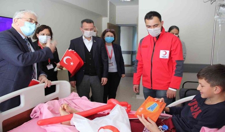 Hastanede yatan minikleri sevindiren sürpriz
