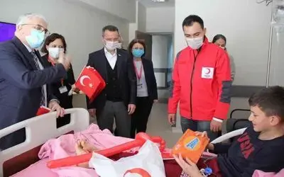 Hastanede yatan minikleri sevindiren sürpriz

