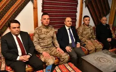 Vali Dağlı, Mehmetçikle iftar yaptı, asker ailesiyle görüntülü görüştü
