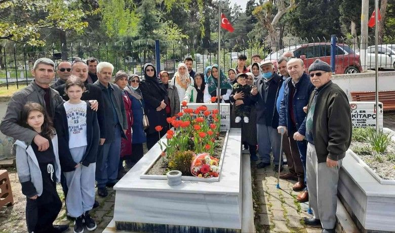 Şehit onbaşı kabri başında anıldı - Samsun’un Bafra ilçesinde Şehit Jandarma Komondo Onbaşı Satılmış Şahin kabri başında dualarla anıldı.