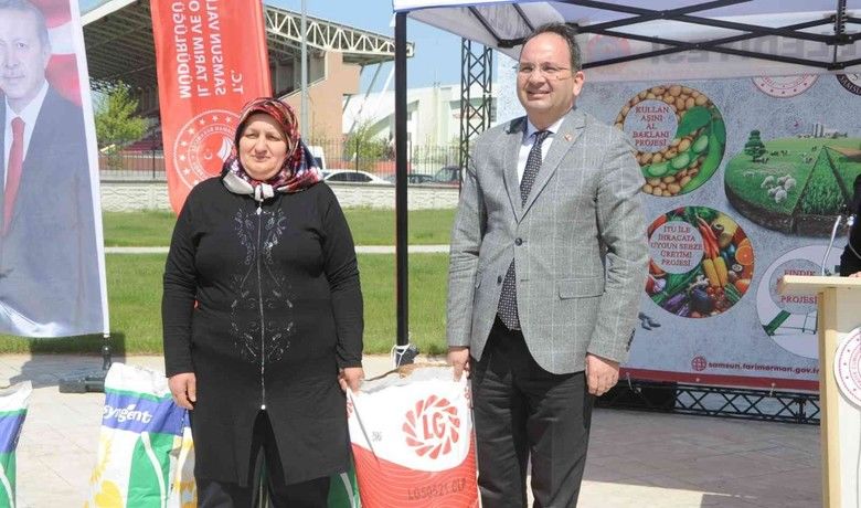 Bafra’da çiftçilere ayçiçeği tohumu dağıtıldı