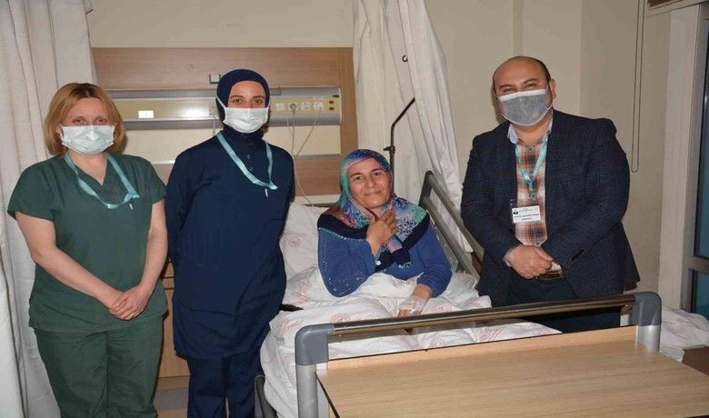 Başhekim Domaç: "Sağlık ordumuzun herferdi bizim için çok kıymetli" - Bafra Devlet Hastanesi Başhekimi Uzm. Dr. Alaidddin Domaç, "Sağlık çalışanları olarak büyük bir aileyiz. Hasta ve hasta yakınlarımız da bu ailenin birer parçasıdır. Sağlık ordumuzun her ferdi bizim için çok kıymetli" dedi.