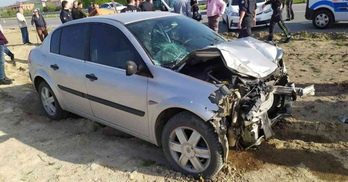 Alaçam'da otomobil ile traktör çarpıştı: 4 yaralı