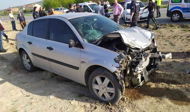 Alaçam'da otomobil ile traktör çarpıştı: 4 yaralı