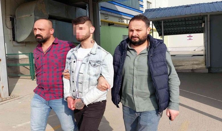 Samsun’da bir kişiyisilahla yaralayan şahıs tutuklandı - Samsun’da bir kişinin silahlı saldırıda yaralanması olayıyla ilgili adliyeye sevk edilen 3 kişiden 1’i tutuklanırken, 2 kişi adli kontrol şartıyla serbest bırakıldı.