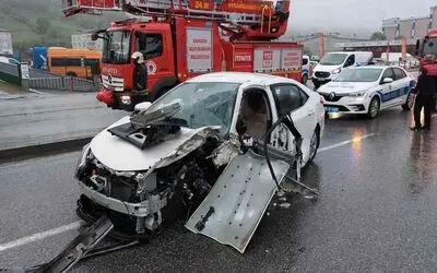 Ağaca çarparak hurdaya dönen otomobilden yaralı çıktılar
