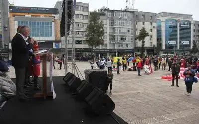 Samsun’da 1 Mayıs coşkusunu yağmur dindirdi
