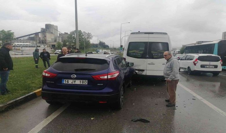 Samsun’da kırmızı ışıktazincirleme kaza: 3 yaralı - Samsun’da kırmızı ışıkta 3 aracın karıştığı zincirleme trafik kazazında 3 kişi yaralandı.