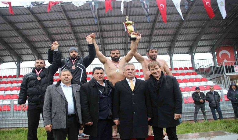 629. Geyikkoşan Yağlı PehlivanGüreşleri’nde Ünal Karaman başpehlivan - Samsun’un Alaçam ilçesinde geleneksel olarak düzenlenen "629. Geyikkoşan Yağlı Pehlivan Güreşleri" 3 yıl aradan sonra yapıldı. Güreşlerde başpehlivanlığı Ünal Karaman kazandı.