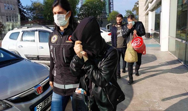 İstanbul’dan kargo ile gönderilen uyuşturucuyuteslim alan 2 kişi tutuklandı - İstanbul’dan Samsun’a kargo ile gönderilen uyuşturucuyu teslim alan 1’i kadın 2 kişi, polisin takibi sonucu yakalanarak çıkarıldıkları mahkemece tutuklandı.
