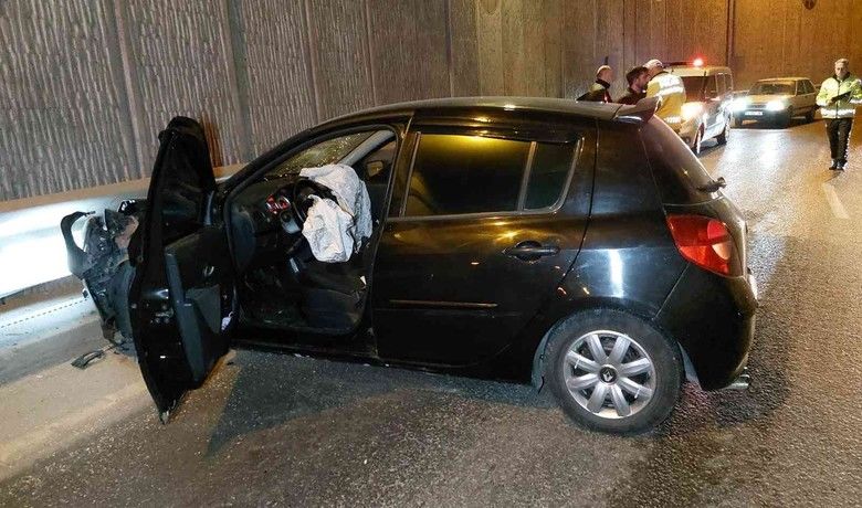 Samsun’da otomobil alt geçittebariyere çarptı: 2 yaralı - Samsun’da otomobilin yoldan çıkarak alt geçitte demir bariyere çarpması sonucu meydana gelen trafik kazasında 2 kişi yaralandı.