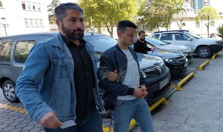’Kız arkadaşıyla gezdiği’ gerekçesiylebir kişiyi vuran genç tutuklandı - Samsun’da ’kız arkadaşıyla gezdiği’ gerekçesiyle tartıştığı şahsı tabancayla vurarak yaralayan genç, çıkarıldığı mahkemece tutuklandı.