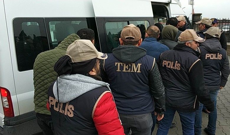 DEAŞ’ın adını kullanarak haraç toplayanyabancı uyruklu 5 gence ceza yağdı - Samsun’da terör örgütü DEAŞ’ın adını kullanarak yabancı uyruklu kişilerden haraç aldıkları iddiasıyla haklarında dava açılan Iraklı 9 kişinin yargılanması sona erdi. Mahkeme, 4 kişinin beraatına karar verirken, 1 kişiyi 17 yıl 6 ay, 4 kişiyi ise 26 yıl 3’er ay hapis cezasına çarptırdı.
