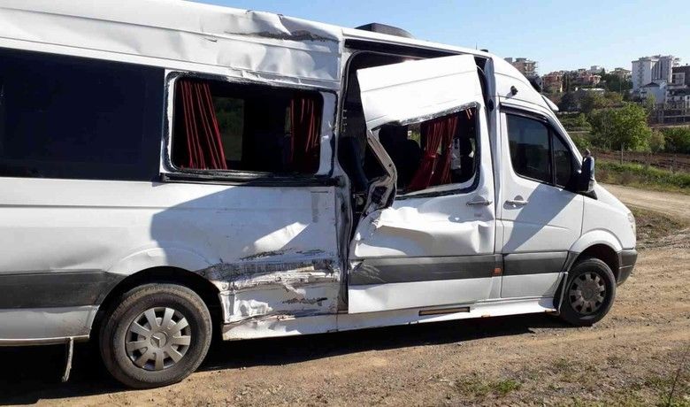 Samsun’da öğrencisi servisi işçi servisiile çarpıştı: 2 öğrenci yaralı - Samsun’da öğrencisi servisinin işçileri taşıyan bir servis aracı ile çarpıştığı kazada 2 öğrenci yaralandı.