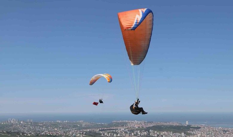 Paraşütçüler gökyüzünü Türk bayraklarıyla süsledi
