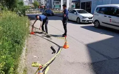 Çalıntı ihbarı üzerine polisin kovaladığı araçtan silah atarak kaçmak istediler
